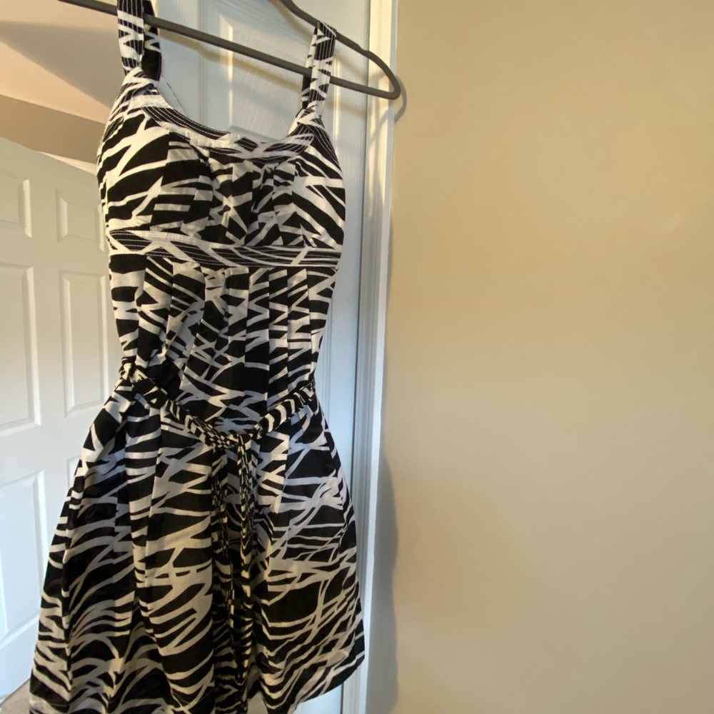 Black and white scoop neck sundress v-shape back